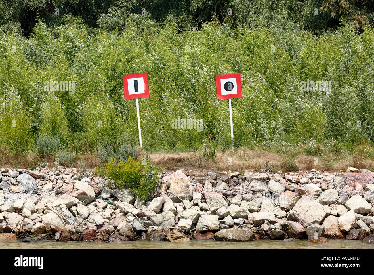 Navigazione sul Danubio, segni di spedizione a riva del Danubio vicino Vulturu al ramo di Sulina, Segnali obbligatori, attenzione, dare un honk, Romania, Tulcea contea, Dobrudja, il Delta del Danubio, Riserva della Biosfera del Delta del Danubio, sul delta del fiume, estuario del fiume Danubio in bocca al Mar Nero, Sito Patrimonio Mondiale dell'UNESCO, monumento naturale Foto Stock