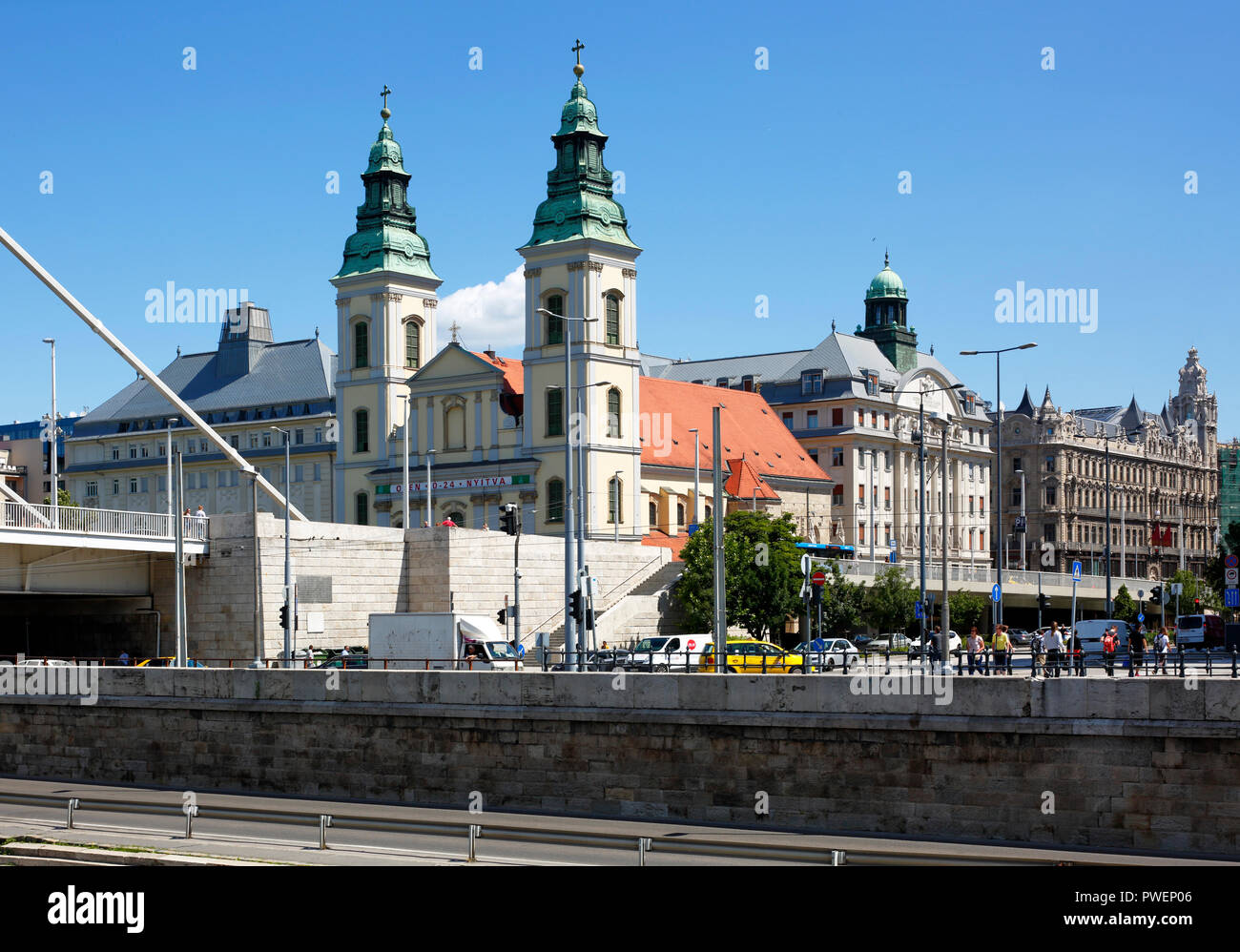 Ungheria Ungheria centrale, Budapest, Danubio, Città Capitale, Danubio riverwalk, Downtown chiesa parrocchiale, la Chiesa di Nostra Signora, chiesa cattolica, barocco, Gotico, dietro la Sapientia Collegio di Teologia di ordini religiosi, highschool, università, a destra il Buddha Bar Hotel, Casa commerciale, Patrimonio Mondiale dell UNESCO Foto Stock