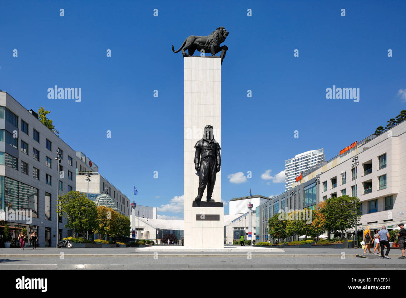 Repubblica Slovacca, Slovacchia, Bratislava, città capitale, il Danubio, i Piccoli Carpazi, Eurovea galleria shopping center con persone, monumento al generale e uomo politico Milan Rastislav Stefanik, fondatore della Prima Repubblica cecoslovacca, sopra il leone slovacco Foto Stock