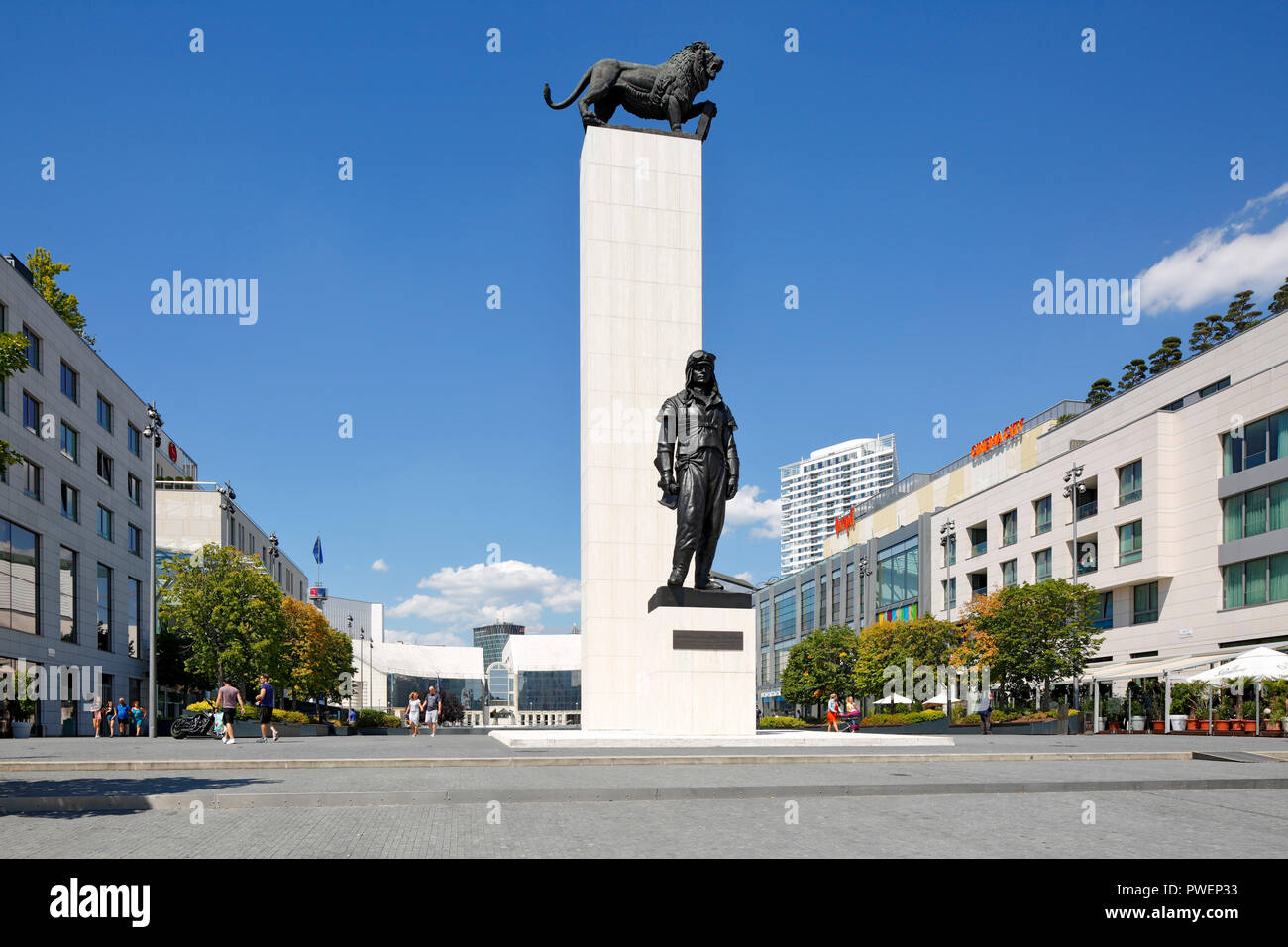 Repubblica Slovacca, Slovacchia, Bratislava, città capitale, il Danubio, i Piccoli Carpazi, Eurovea galleria shopping center con persone, monumento al generale e uomo politico Milan Rastislav Stefanik, fondatore della Prima Repubblica cecoslovacca, sopra il leone slovacco Foto Stock