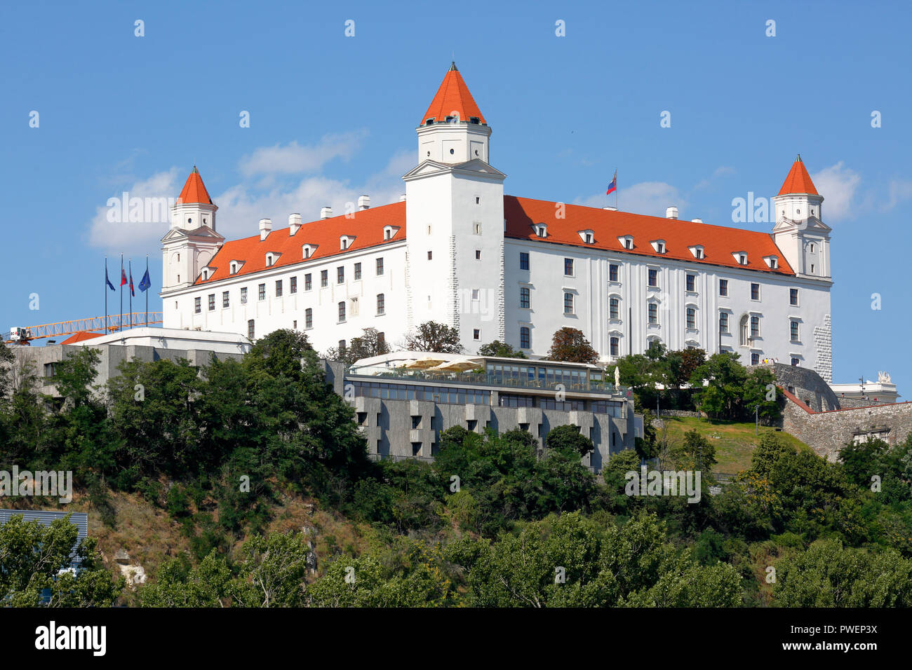 Repubblica Slovacca, Slovacchia, Bratislava, città capitale, il Danubio, i Piccoli Carpazi, il castello di Bratislava sulla collina del castello, barocco Foto Stock