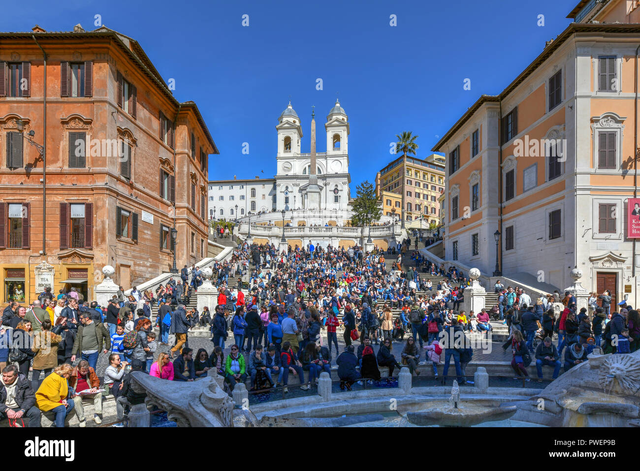 Roma, Italia - 25 Marzo 2018: la Scalinata di piazza di Spagna, visto dalla Piazza di Spagna (Piazza di Spagna). La Scalinata di piazza di Spagna sono la più ampia scala in Europa. Foto Stock