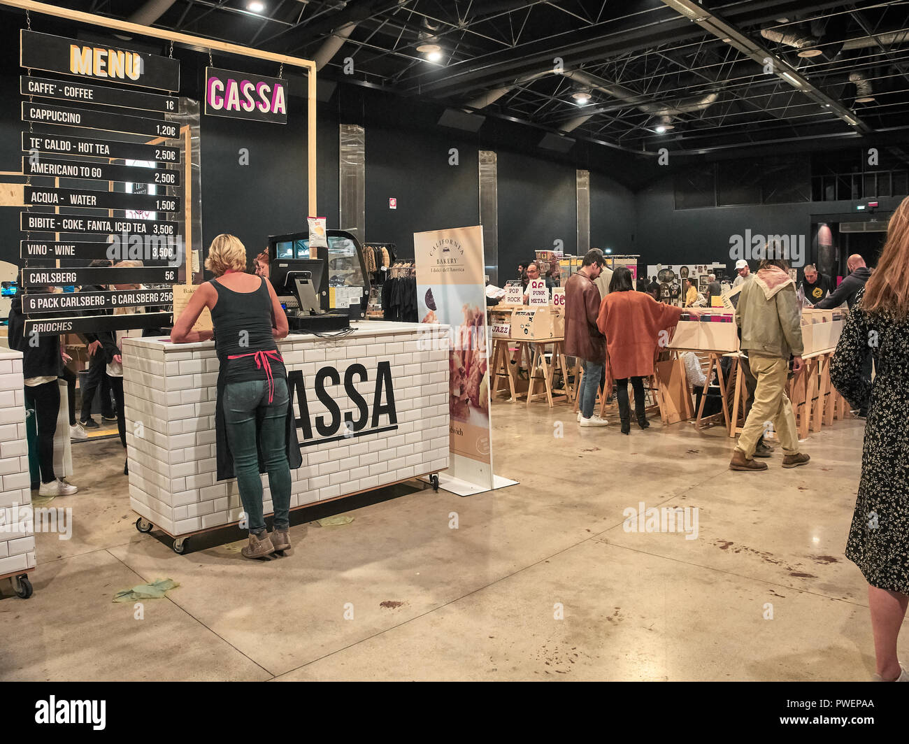 Milano, Italia - 14 Ottobre 2018: Le persone sono lo shopping al vintage Mercato Orientale a Milano. Il mercato orientale è un vintage mercato coperto che ha portato una volta al mont Foto Stock