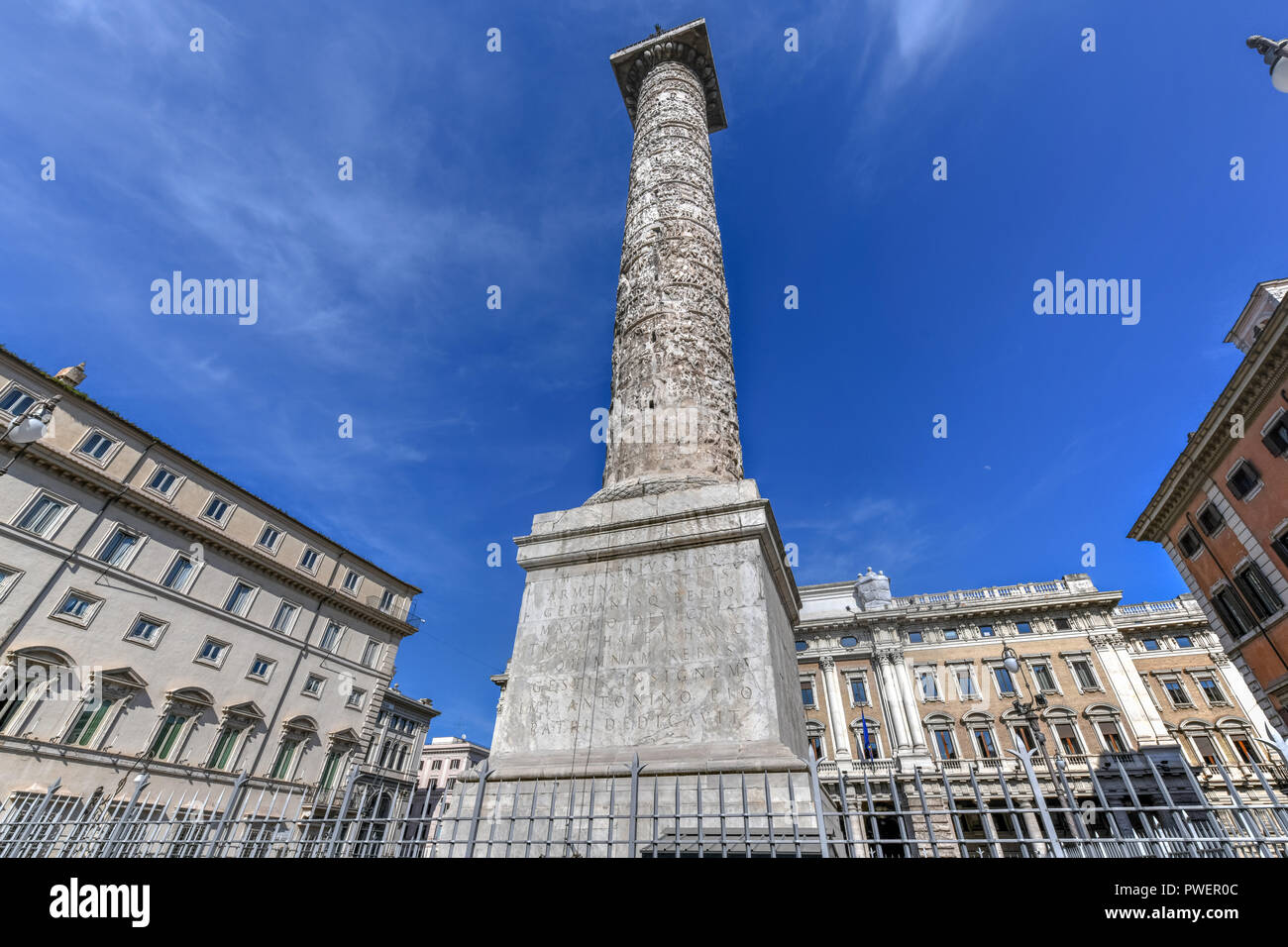 Colonna di marmo di Marco Aurelio in Piazza Piazza Colonna in Roma, Italia. Si tratta di una colonna in stile dorico circa 100 piedi alto costruito nel II secolo D.C. e featuri Foto Stock