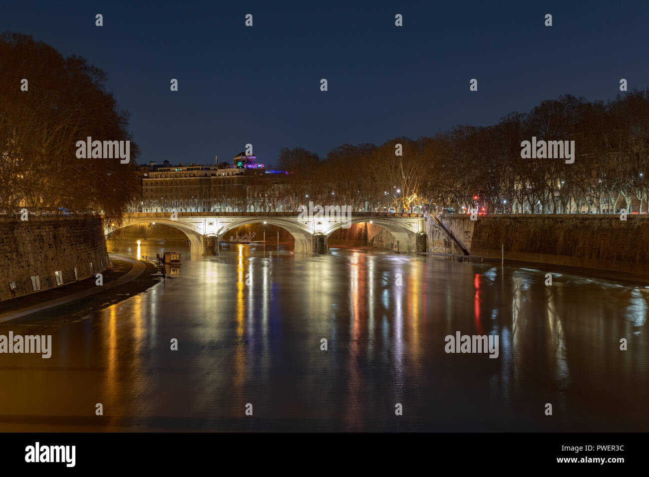 Vista del Ponte Umberto I di notte a Roma, Italia Foto Stock