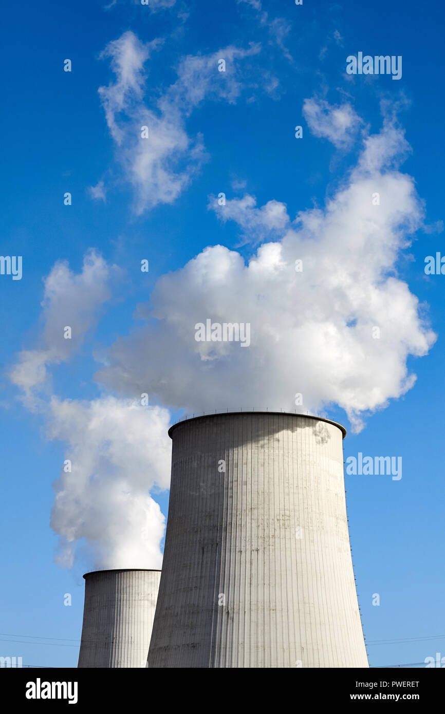 Comignoli fumanti contro il cielo blu, inquinamento ambientale concetto. Foto Stock