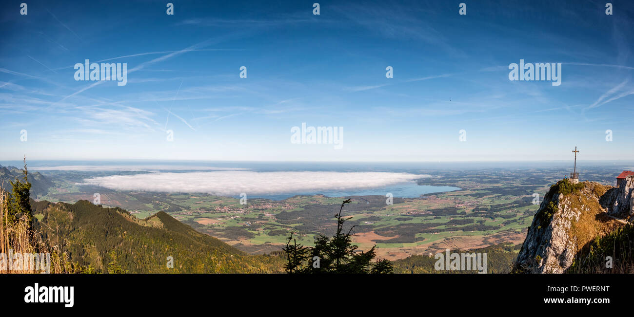 Monte Hochfelln stazione con il Chiemsee in Baviera, Germania in Baviera, Germania Foto Stock