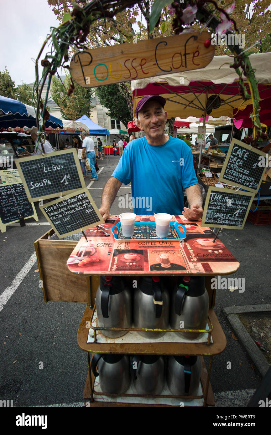 ' POUSSE CAFE' MICHEL AUTONOMI SMALL BUSINESS - Riberac Francia Aquitania - mercato alimentare in Riberac Francia - Les petits imprenditori © F.BEAUMONT Foto Stock