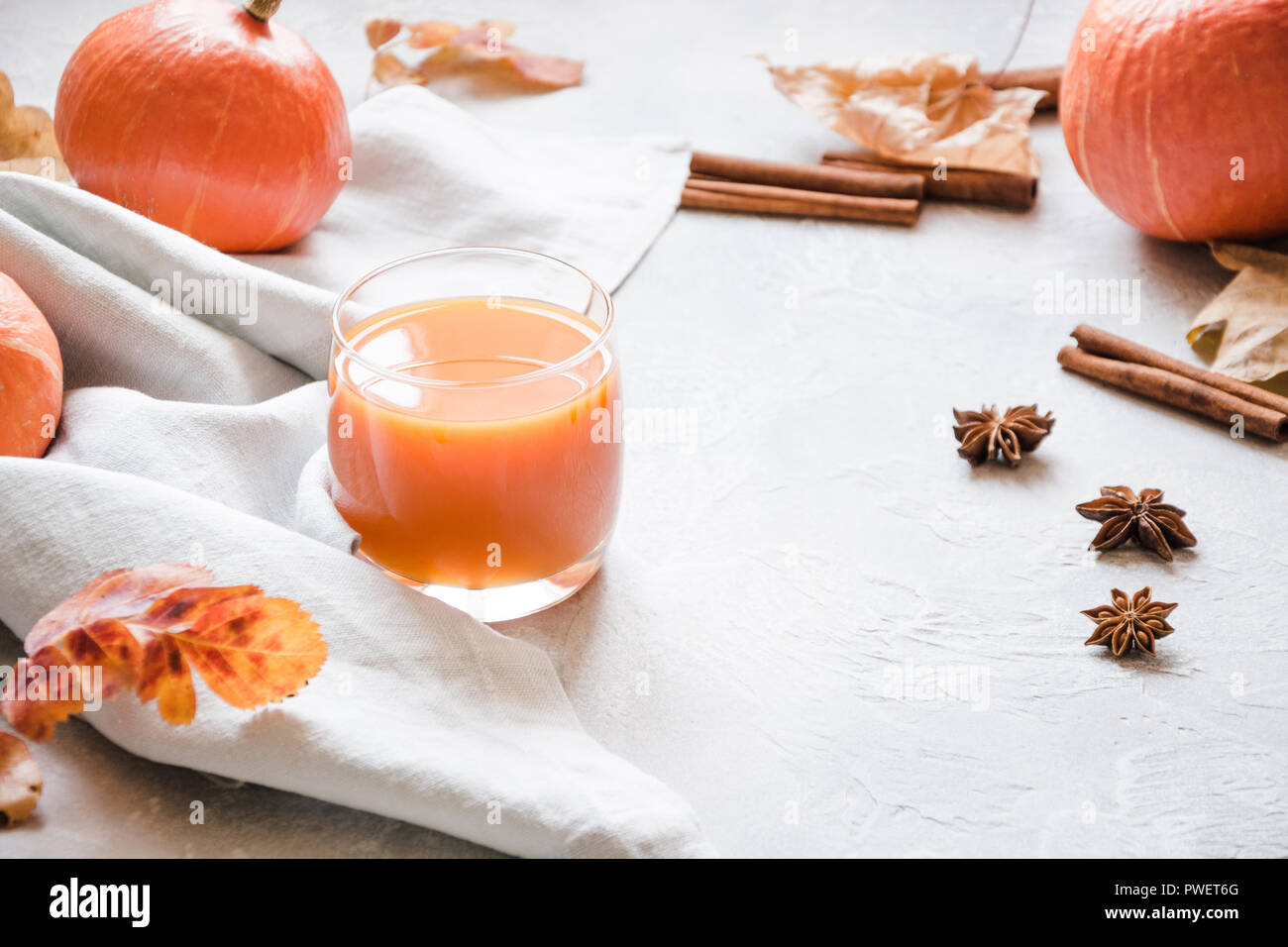 Fresco frullato di zucca o succo di frutta. Autunno autunno o inverno bevanda calda. Accogliente bevanda salutare. Foto Stock