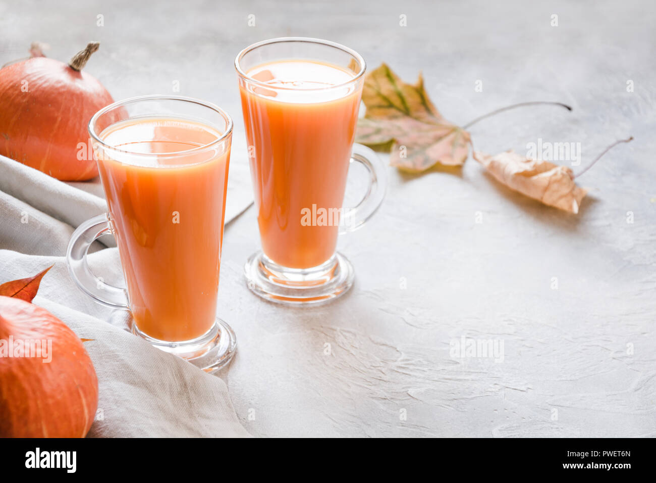Fresco frullato di zucca o succo di frutta. Autunno autunno o inverno bevanda calda. Accogliente bevanda salutare. Foto Stock