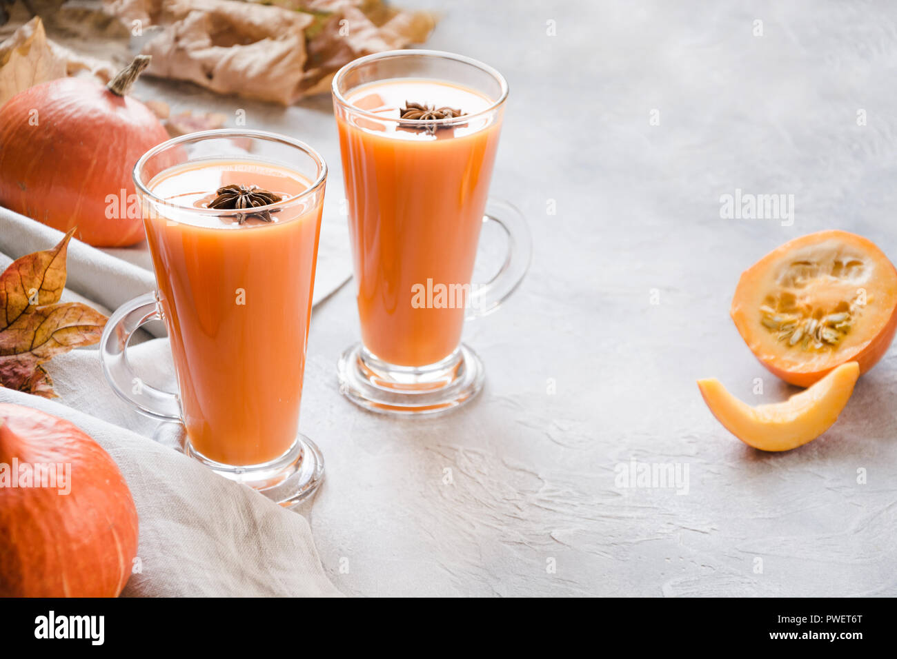 Fresco frullato di zucca o succo di frutta. Autunno autunno o inverno bevanda calda. Accogliente bevanda salutare. Foto Stock