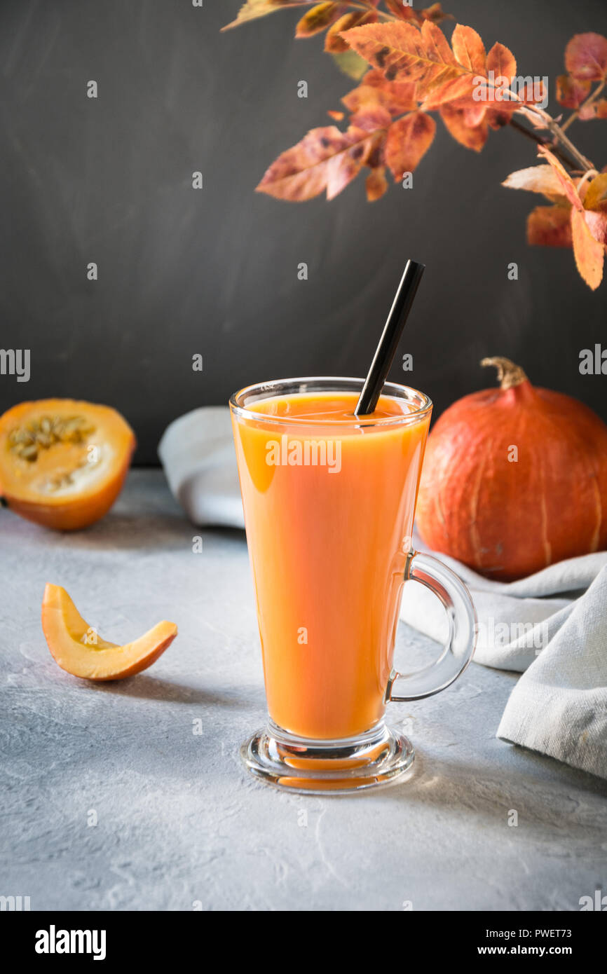 Fresco frullato di zucca o succo di frutta sulla scura. Autunno autunno o inverno bevanda calda. Accogliente bevanda salutare. Foto Stock