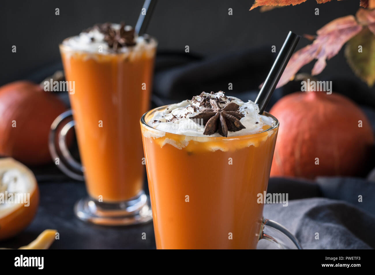 Fresco frullato di zucca o succo di frutta sulla scura. Autunno autunno o inverno bevanda calda. Accogliente bevanda salutare. Foto Stock