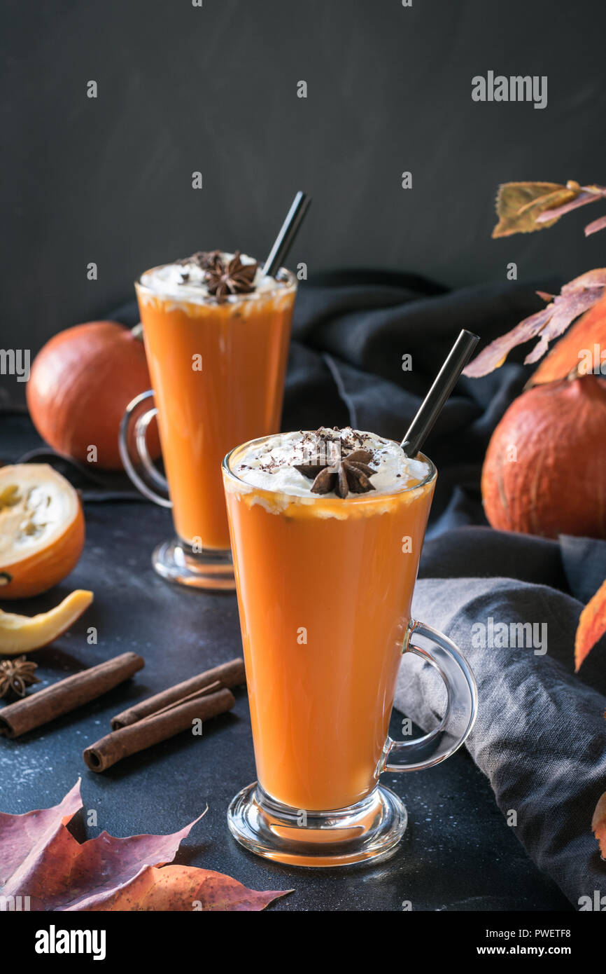 Fresco frullato di zucca o succo di frutta sulla scura. Autunno autunno o inverno bevanda calda. Accogliente bevanda salutare. Foto Stock