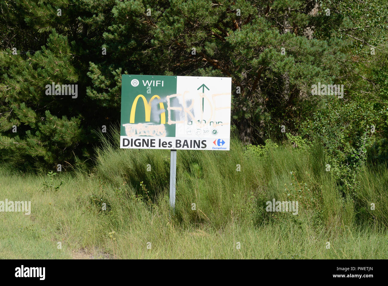 Rovinati o soggetto ad atti vandalici McDonalds segno vicino a Digne-les-Bains Francia Foto Stock