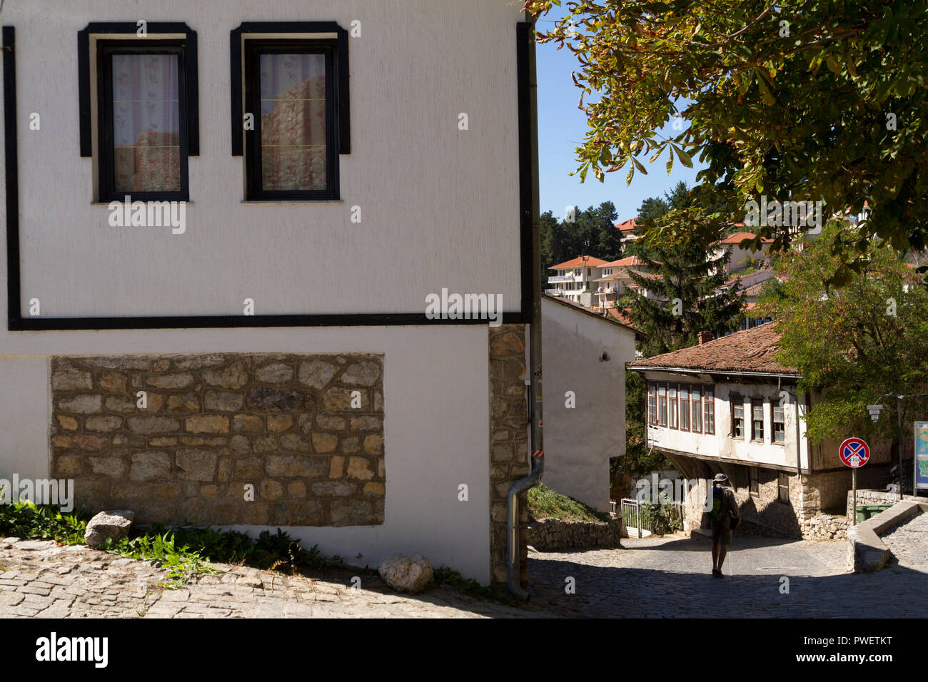 Tourist su strette stradine della città vecchia di Ohrid Macedonia Foto Stock