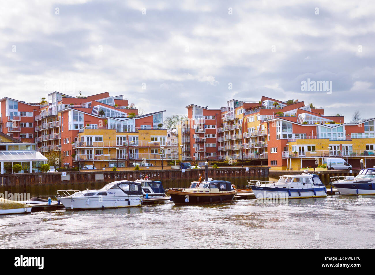 Barche e appartamenti lungo il fiume a Teddington Lock sul Tamigi, South West London, England, UK Foto Stock