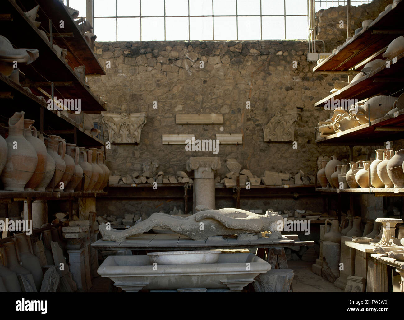 Antiquarium. Un piccolo museo con i resti della città di Pompei dopo l eruzione del Vesuvio. Vista interna. Ceramica e calchi in gesso del corpo umano. Pompei. L'Italia. Foto Stock