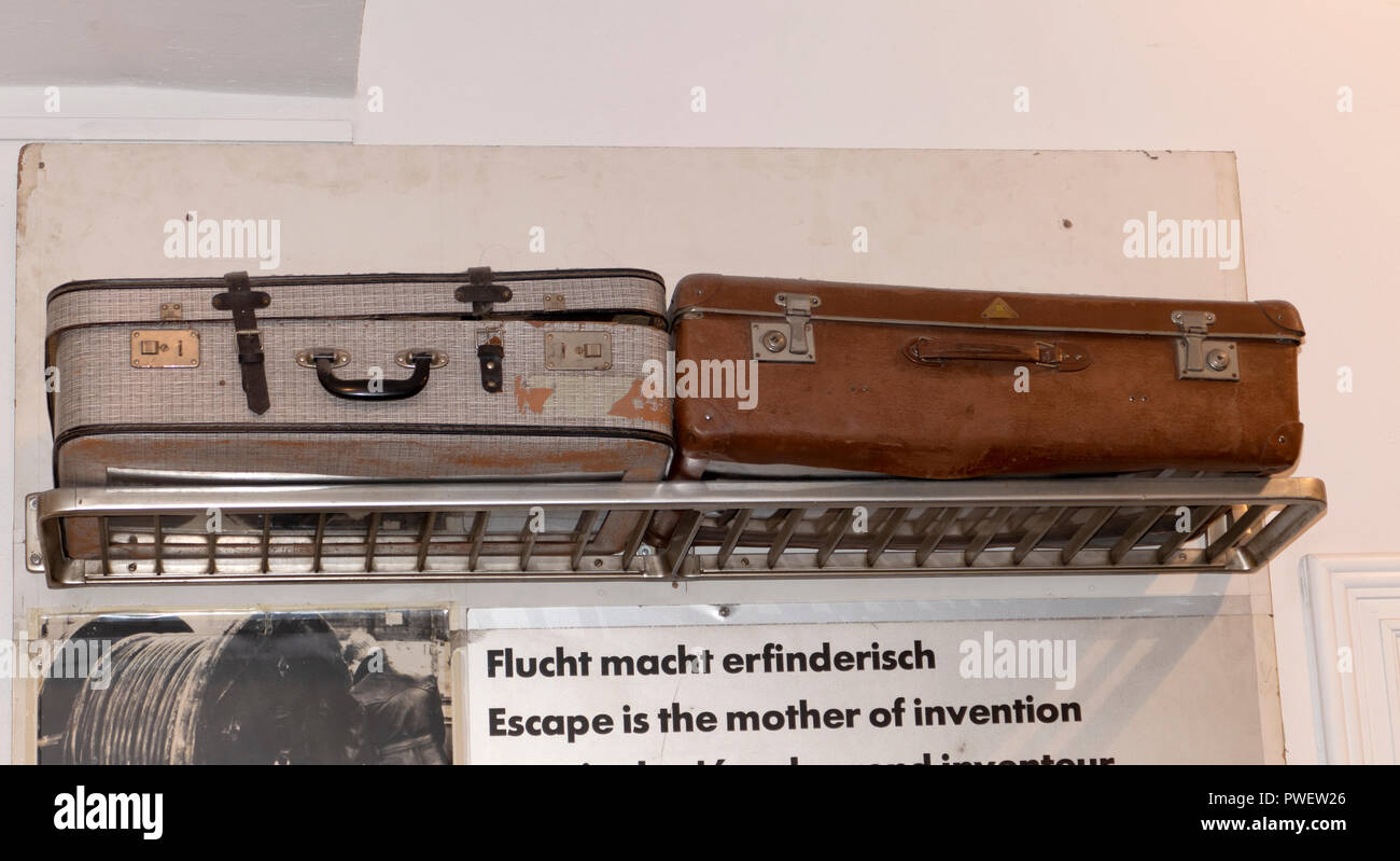 Due valigie fissate insieme per montare una donna escapee. Utilizzato per una fuga dalla RDT attraverso il confine del muro di Berlino 1961-1989. Foto Stock