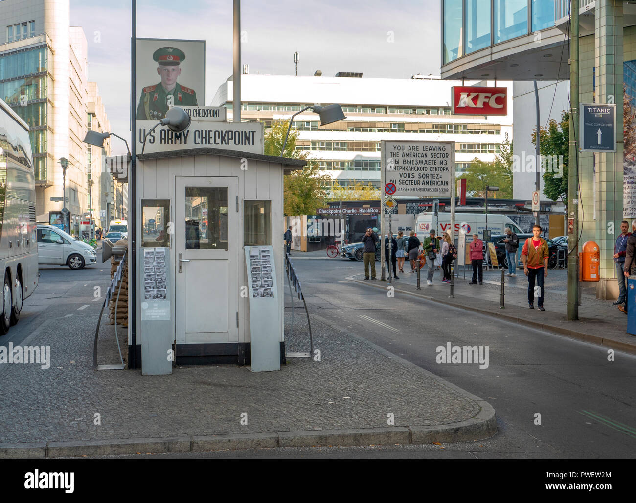 Il Checkpoint Charlie o Checkpoint C si trova presso il Muro di Berlino il punto di incrocio tra Berlino Est e Berlino Ovest. Foto Stock