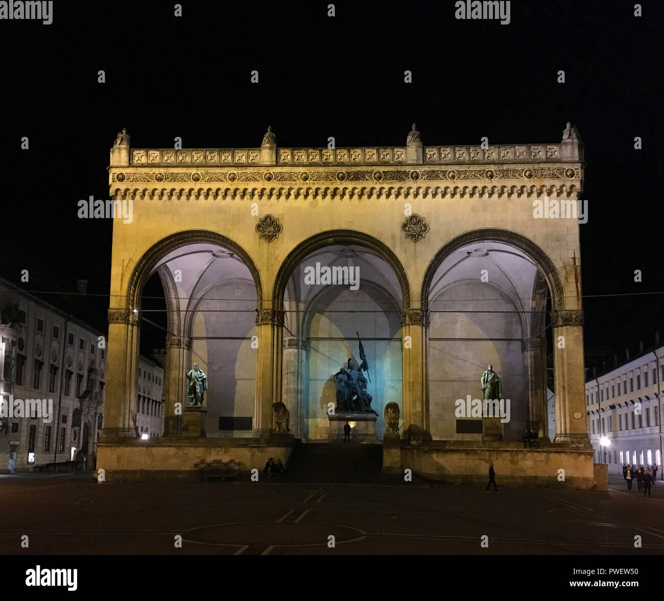 Feldherrnhalle - una monumentale loggia costruita tra il 1841 e il 1844 a Monaco di Baviera, Germania. Il tedesco Putsch ha avuto luogo qui. Foto Stock