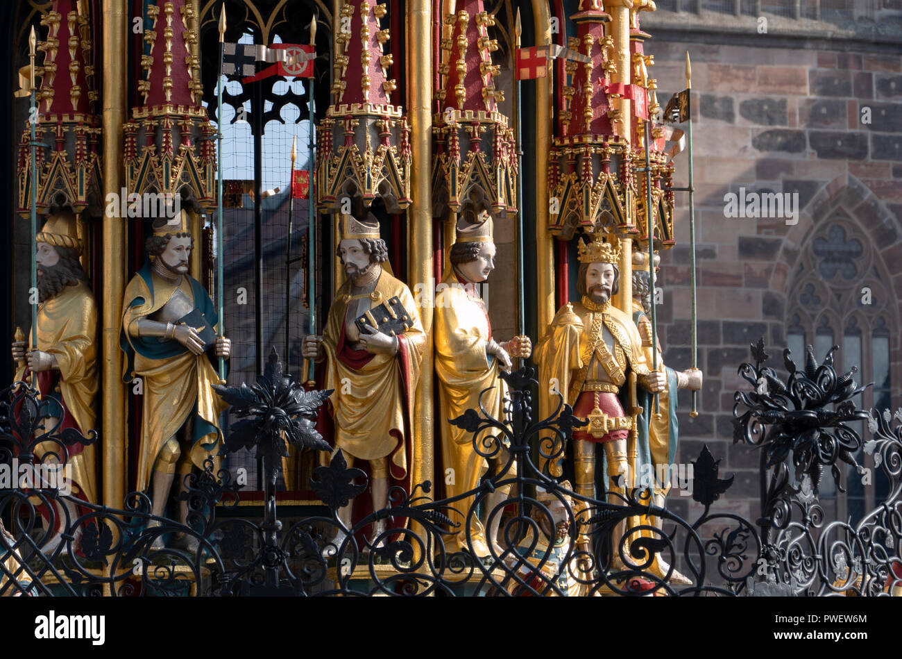 Il XIV secolo fontana Schöner Brunnen nella piazza principale di Norimberga, Germania. Foto Stock