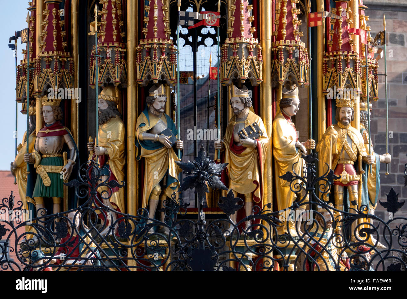 Il XIV secolo fontana Schöner Brunnen nella piazza principale di Norimberga, Germania. Foto Stock