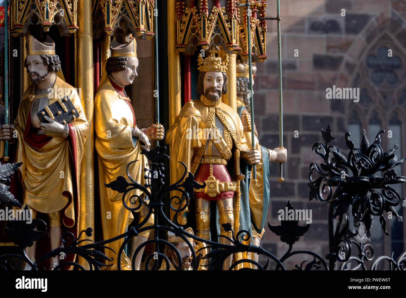 Il XIV secolo fontana Schöner Brunnen nella piazza principale di Norimberga, Germania. Foto Stock