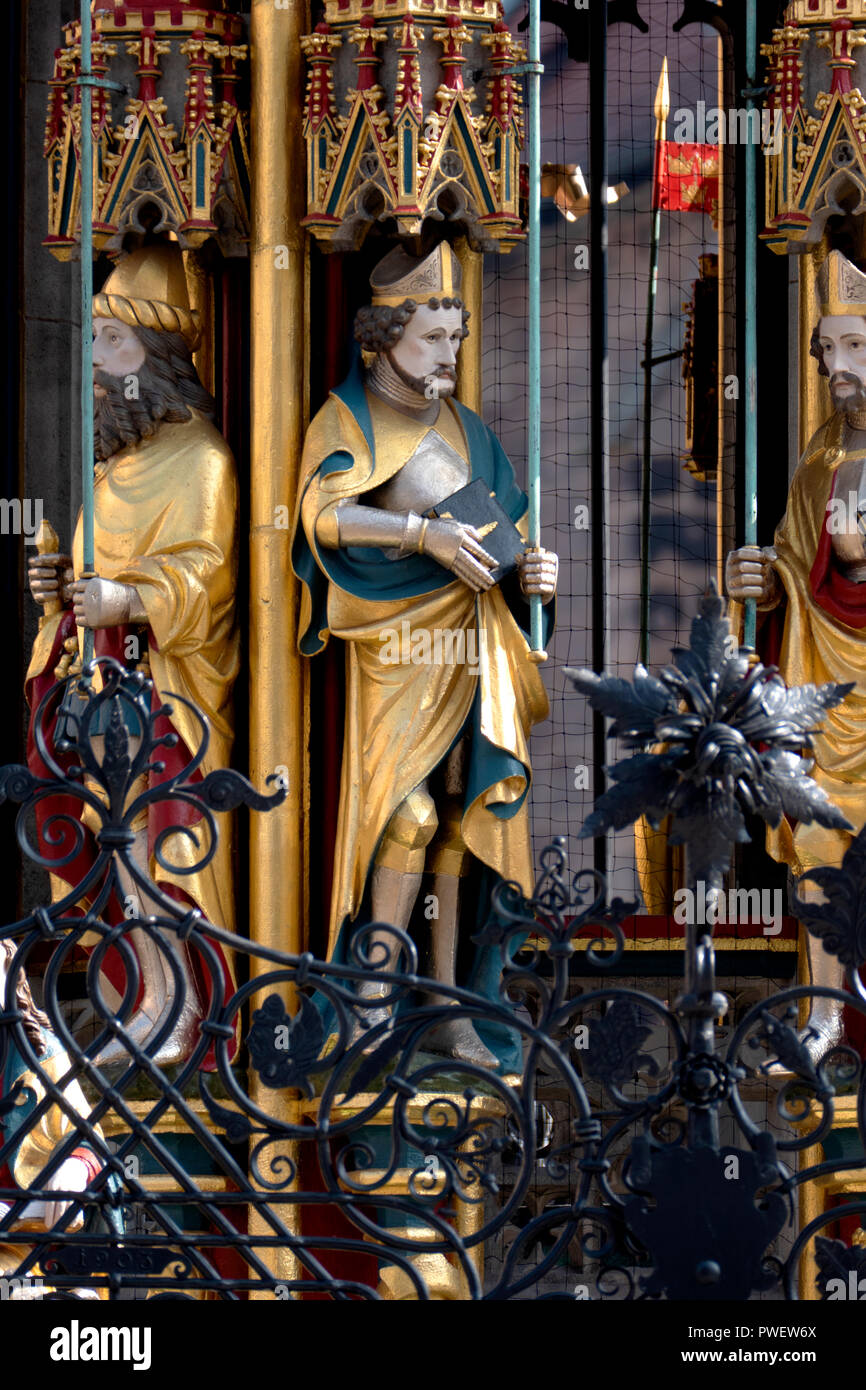 Il XIV secolo fontana Schöner Brunnen nella piazza principale di Norimberga, Germania. Foto Stock
