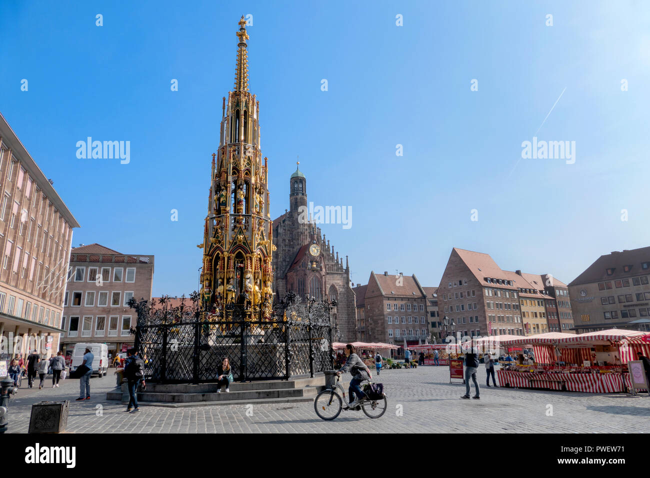 Il XIV secolo fontana Schöner Brunnen nella piazza principale di Norimberga, Germania. Dietro si erge la chiesa Frauenkirche. Foto Stock