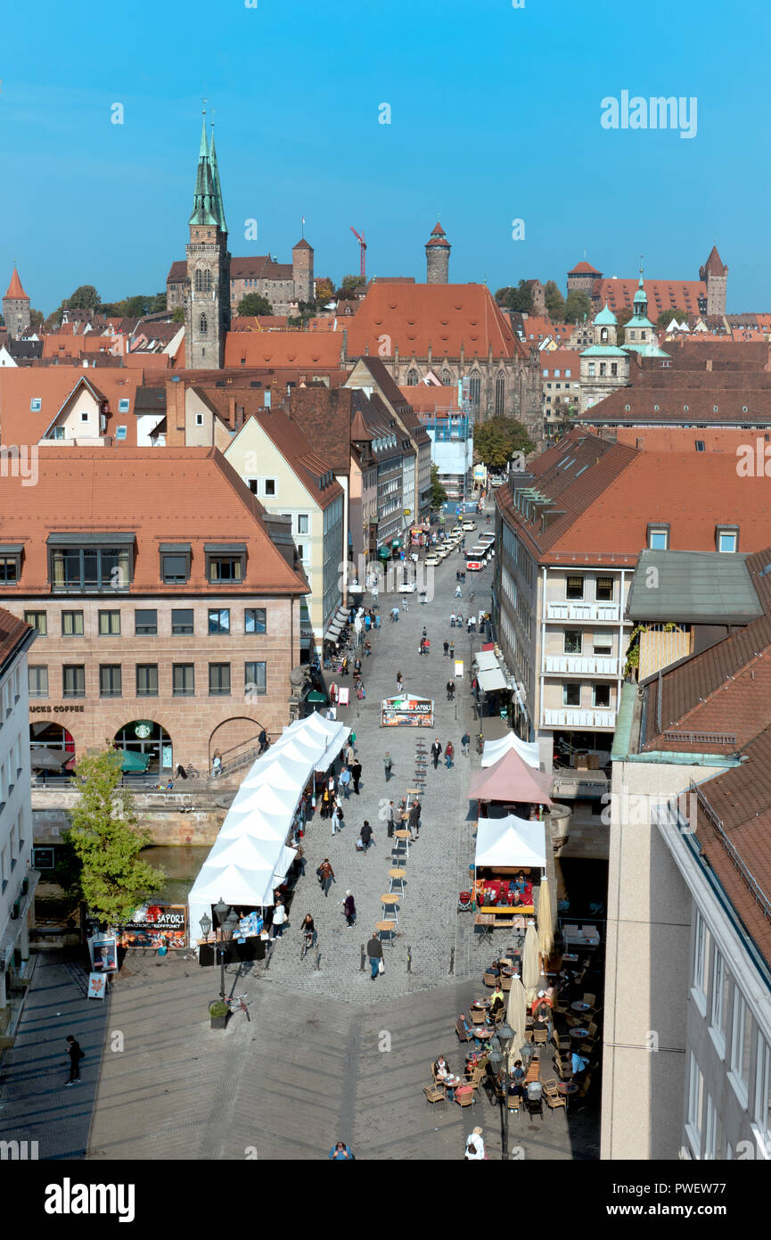 Il campanile della chiesa di S. Sebaldo estrema sinistra sul miglio storico di Norimberga, Germania Deutschland 2018 Foto Stock