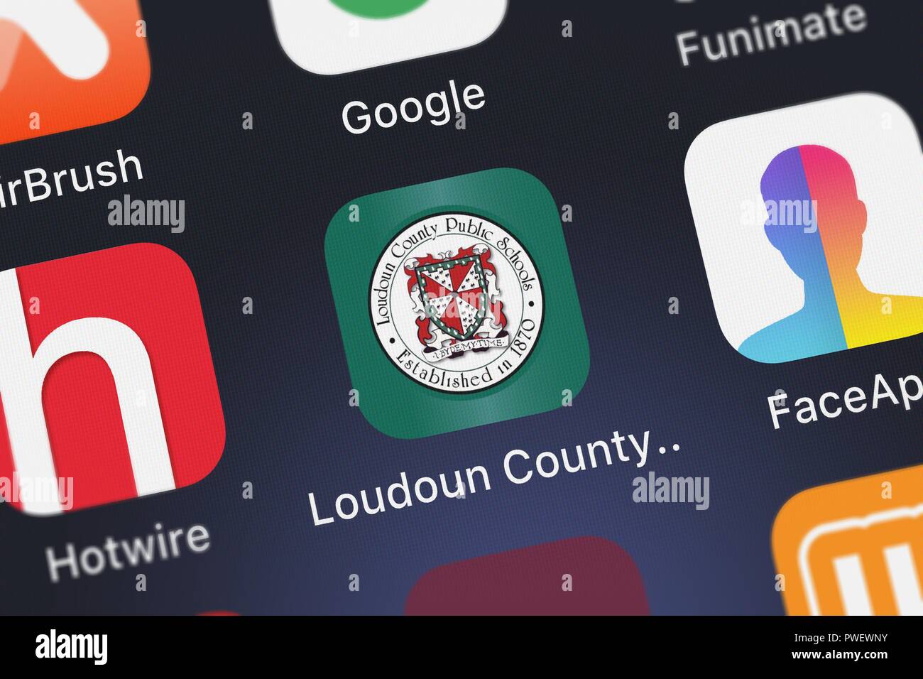 London, Regno Unito - 15 Ottobre 2018: La Loudoun County Public Schools mobile app da Blackboard Inc. su una schermata di iPhone. Foto Stock