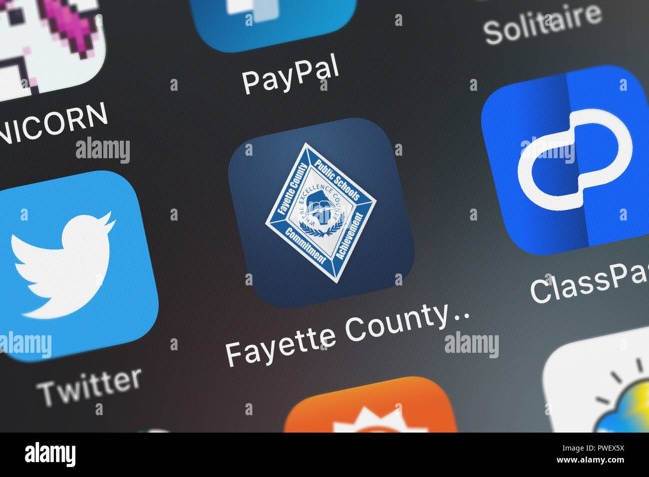 London, Regno Unito - 15 Ottobre 2018: Icona del mobile app Fayette County Public Schools da Blackboard Inc. su un iPhone. Foto Stock