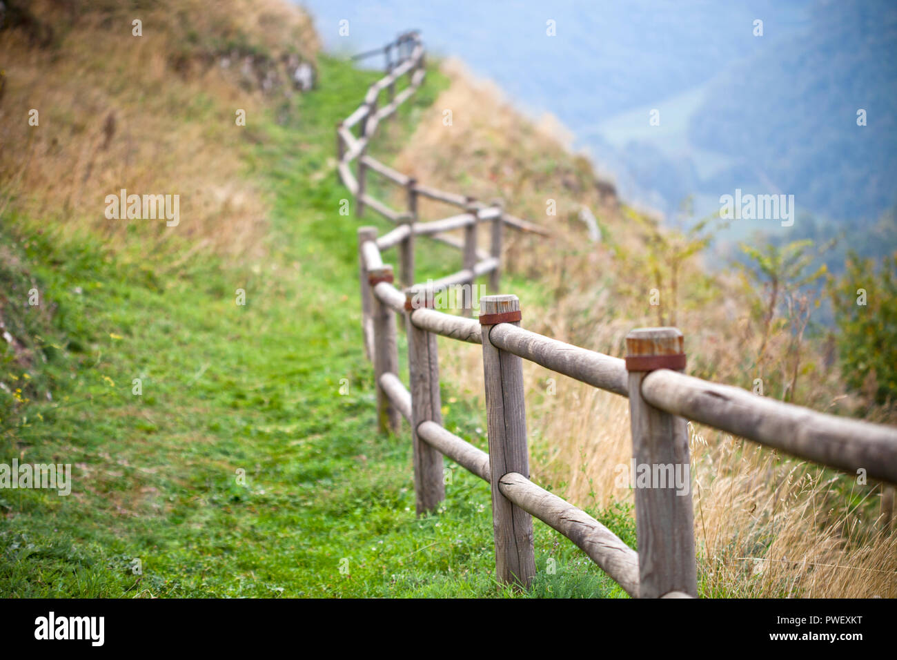 La natura in autunno concetto. Paesaggio italiano, colline e corrimano in legno. Foto Stock