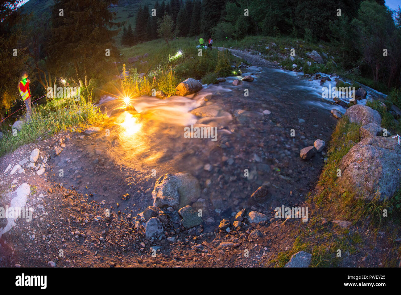 Fiume di montagna in Alti Tatra, Slovacchia durante la notte Foto Stock