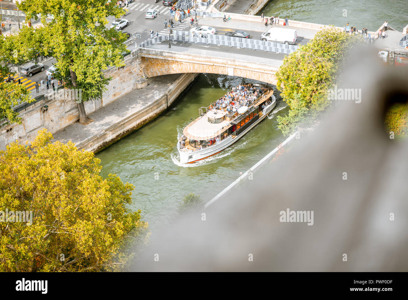 Vista dall'alto sul Fiume Senna con nave turistica vela sotto il ponte a Parigi Foto Stock