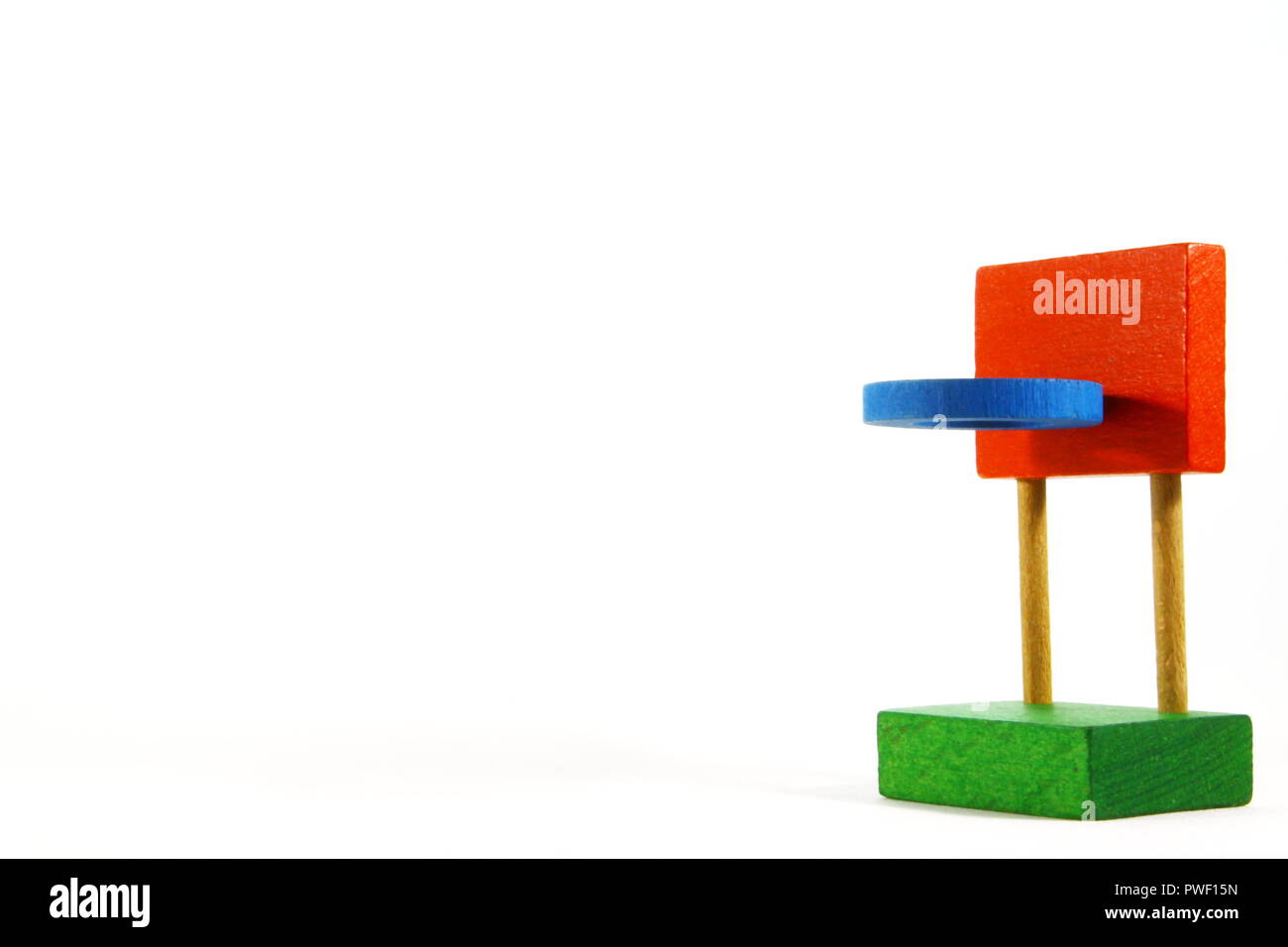 Il basket paniere giocattolo fatto di trucioli di legno di diversi colori Foto Stock
