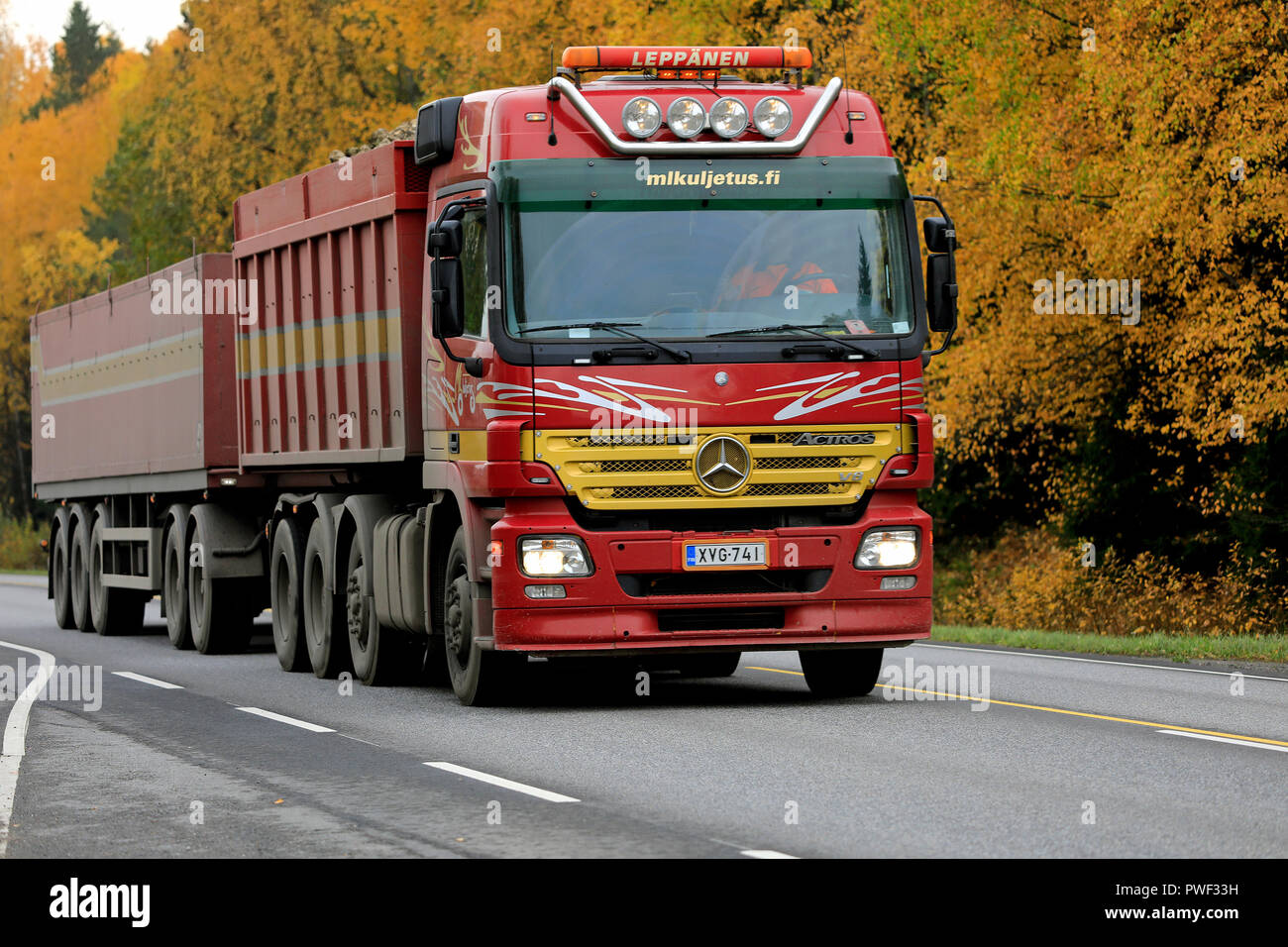 Salo, Finlandia - 13 Ottobre 2018: Rosso Mercedes-Benz Actros camion di ML Kuljetus Ky stagionale di barbabietole da zucchero haul sulla autostrada autunnali nel sud della Finlandia Foto Stock