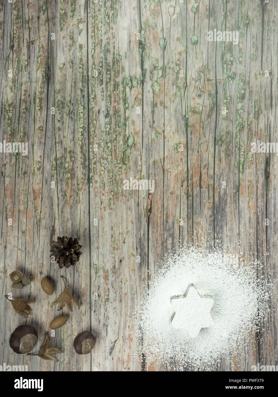 Sfondo di Natale da star e frutti autunnali isolati su legno vecchio Foto Stock