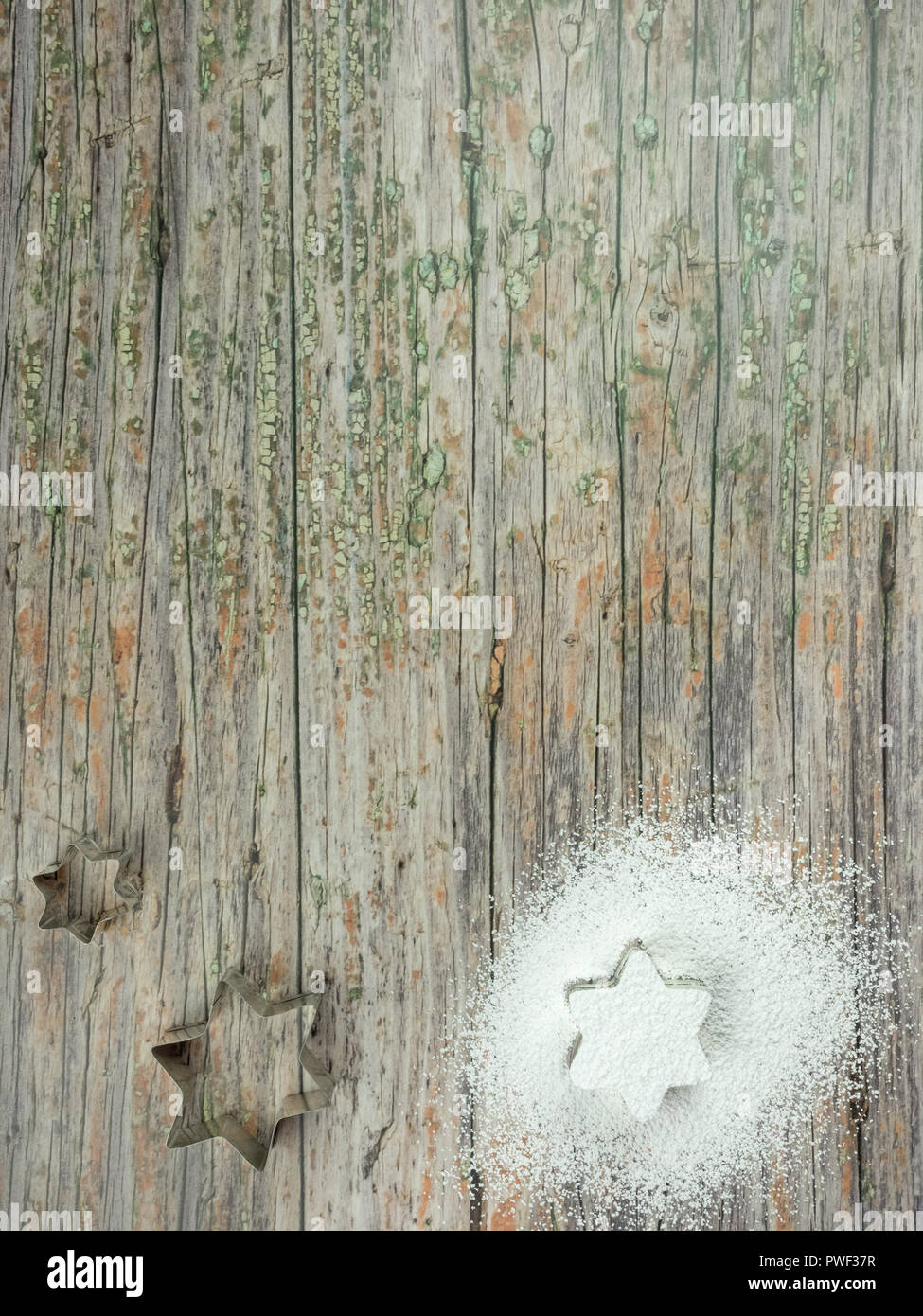 Sfondo di Natale da stelle isolate su legno vecchio Foto Stock