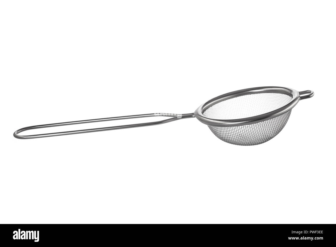 Filtro di tè con impugnatura isolata su sfondo bianco. Foto Stock