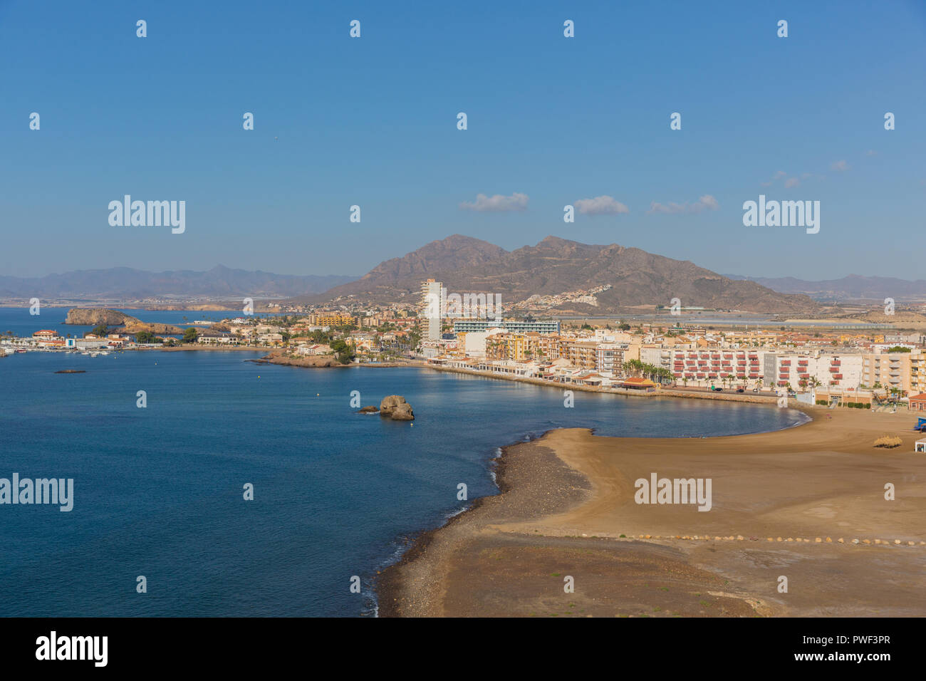 Playa de la Isla beach Mazarron Murcia Spagna costa una città dal mare Mediterraneo Foto Stock