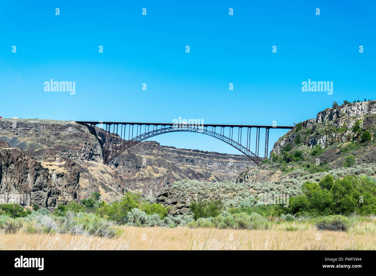 Carrello a guidare oltre il Perrine Bridge in Twin Falls, Idaho, Stati Uniti d'America Foto Stock