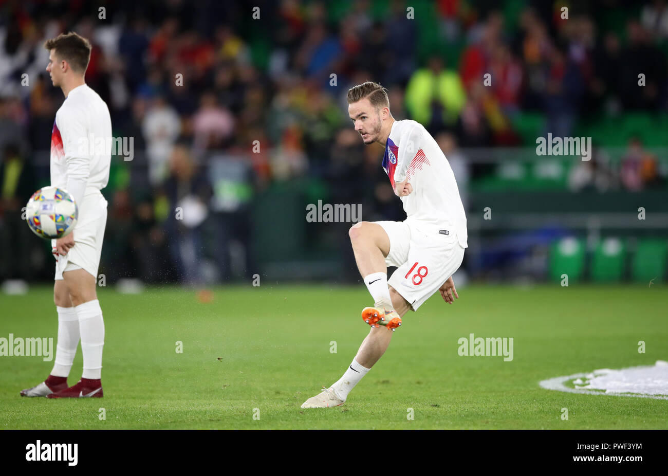 James Maddison dell'Inghilterra si riscalda prima della partita della Nations League allo stadio Benito Villamarin di Siviglia. PREMERE ASSOCIAZIONE foto. Data immagine: Lunedì 15 ottobre 2018. Vedi PA storia CALCIO Spagna. Il credito fotografico dovrebbe essere: Nick Potts/PA Wire. Foto Stock