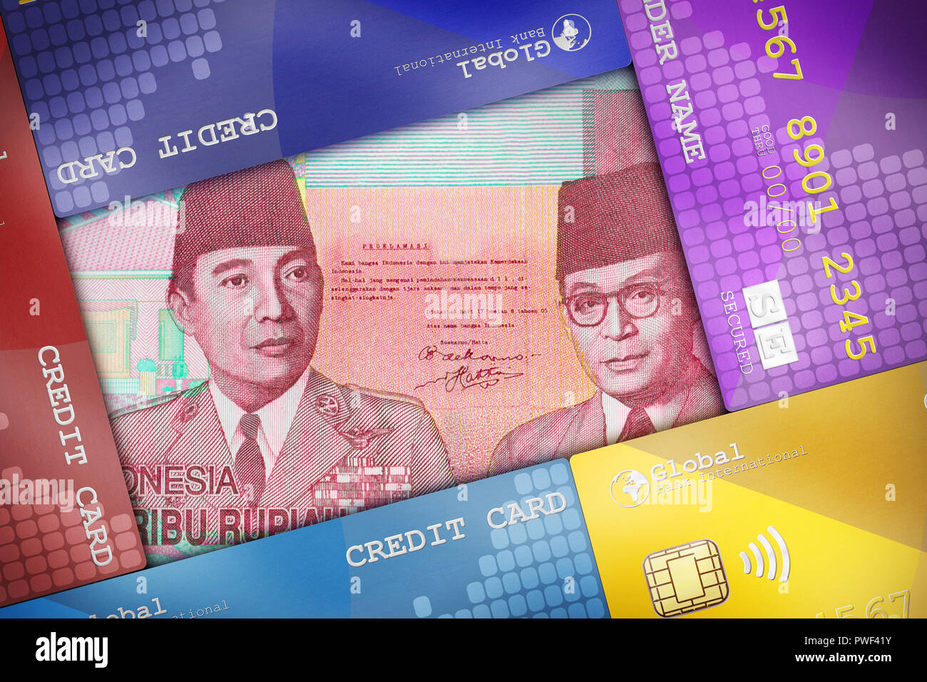 Carte di credito ben disposto a copertura di una bolletta di denaro che simboleggiano i concetti finanziari. Foto Stock