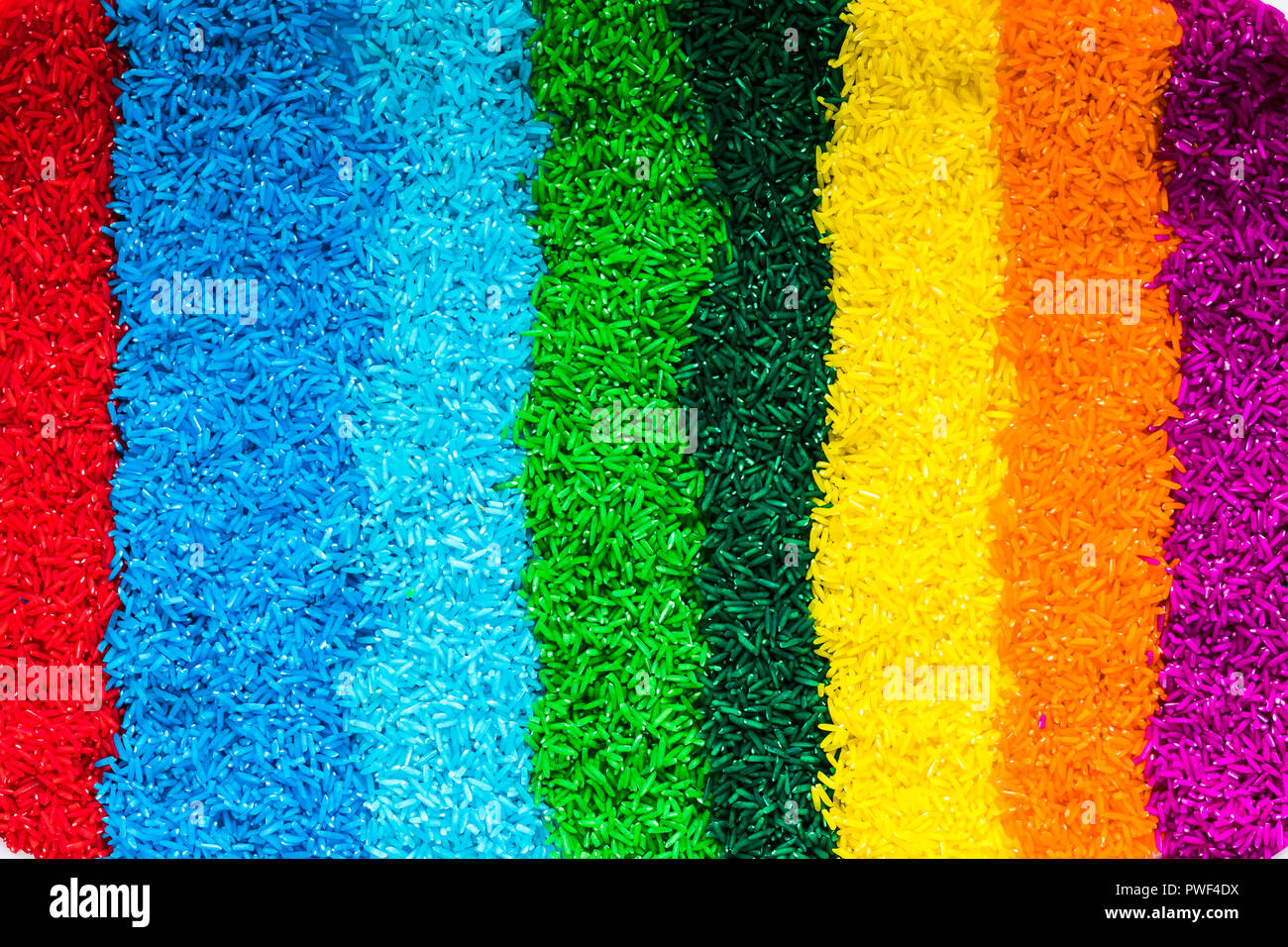 Righe verticali colorate con grana di riso Foto Stock
