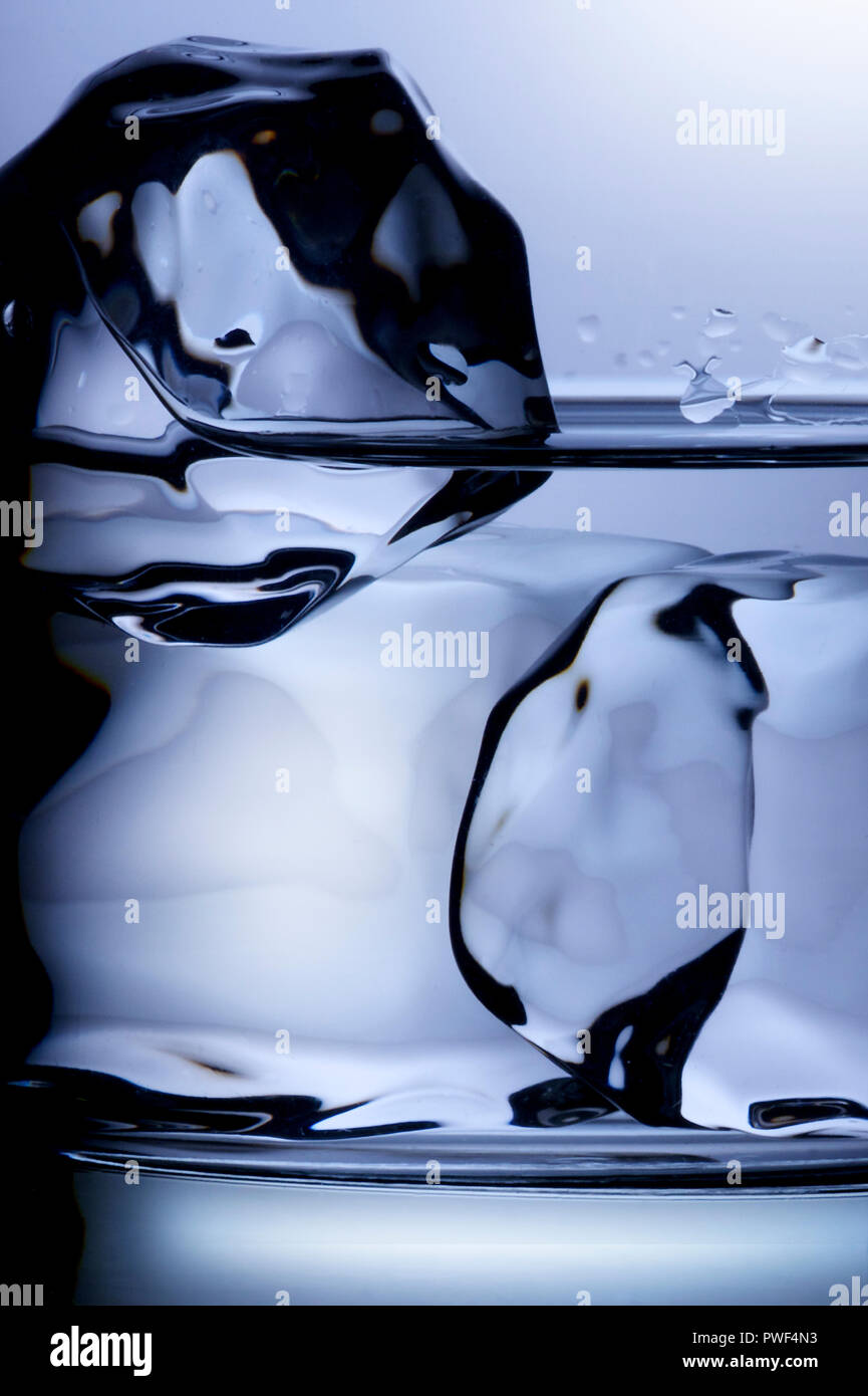 Close up di un bicchiere con ghiaccio di una chiara liquore, Vodka e Gin, acqua Foto Stock