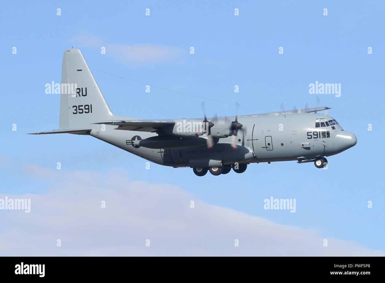 Lockheed C-130T dal VR-55, US Navy Reserve in atterraggio a RAF Mildenhall pur sostenendo la USS Harry S Truman durante un esercizio locale. Foto Stock