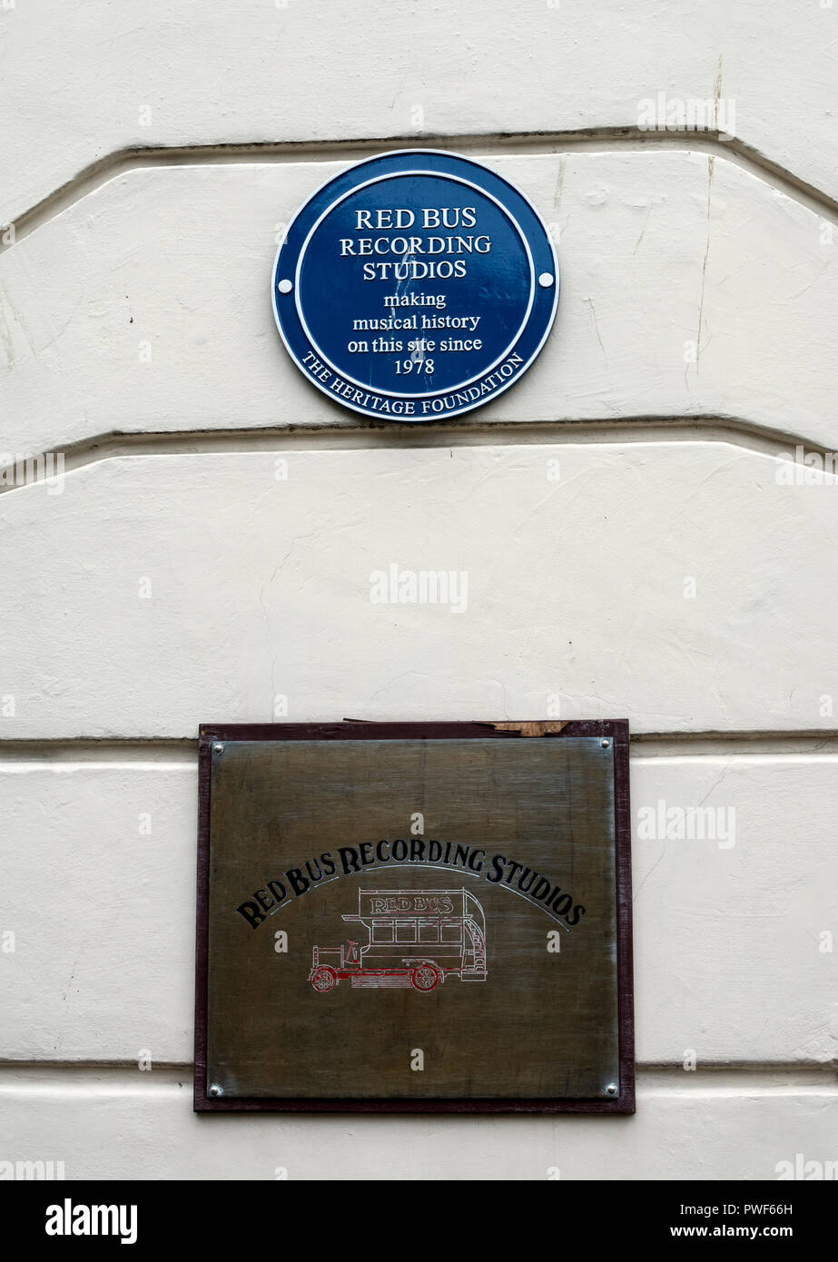 Bus rosso Recording Studios, Salisbury Street, Londra, Regno Unito Foto Stock