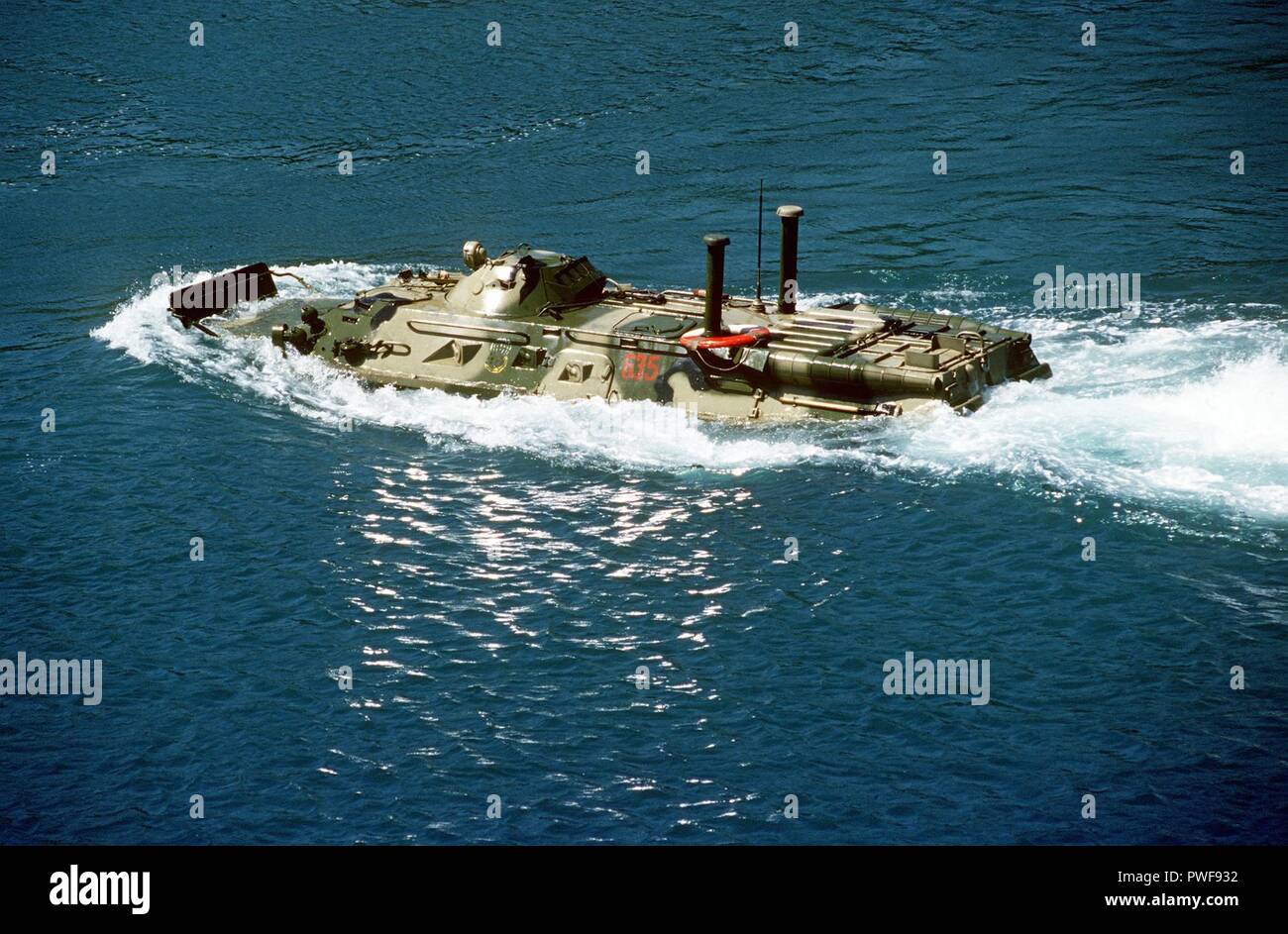 BTR-80 nuoto. Foto Stock